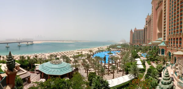 Panorama atlantis palm hotel beach, Dubaj, Spojené arabské emiráty — Stock fotografie