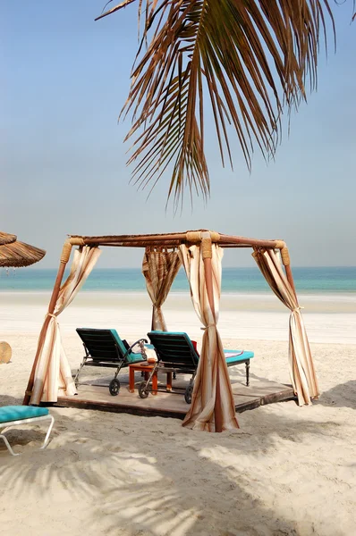 高級ホテル、アジュマーン、アラブ首長国連邦のビーチの小屋します。 — ストック写真