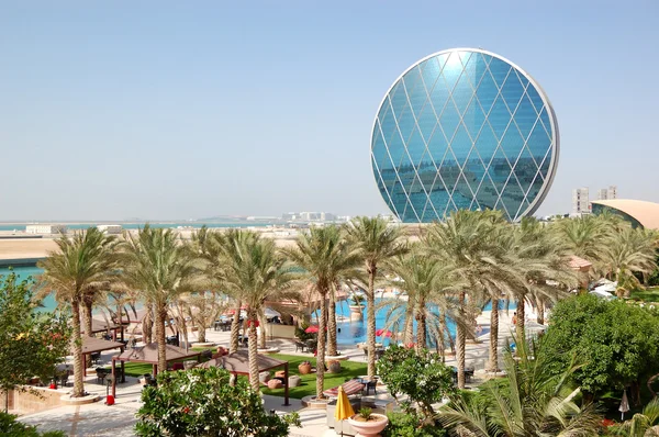 Ten luksusowy hotel i okrągły budynek, abu dhabi, Zjednoczone Emiraty Arabskie — Zdjęcie stockowe