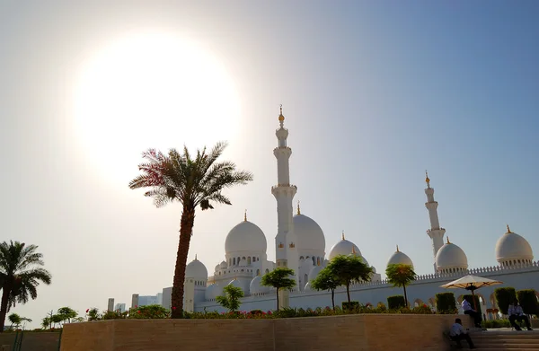Grand mešita šejka Zayeda při západu slunce, abu dhabi, Spojené arabské emiráty — Stock fotografie