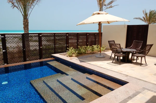 Zwembad vlak bij het strand van de luxehotel, saadiyat eiland, een — Stockfoto