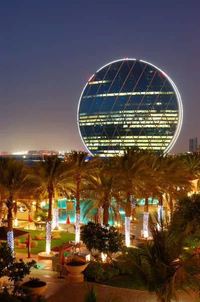 Natt belysning i det lyxiga hotellet och cirkulär byggnad, ab — Stockfoto