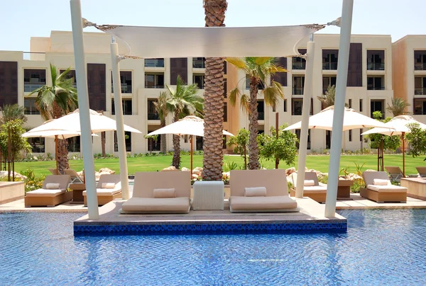 Chata na basen, luksusowy hotel, saadiyat island, abu; d — Zdjęcie stockowe