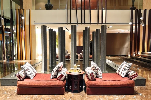 Lobbyinterieur des Luxushotels in nächtlicher Beleuchtung, Dubai, — Stockfoto