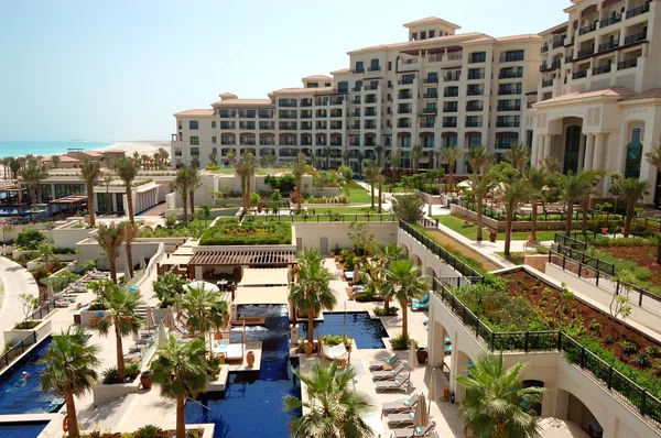 Swimming pools at the luxury hotel, Saadiyat island, Abu Dhabi, — Stock Photo, Image