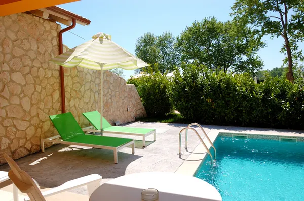 Outdoor swimming pool at luxury villa, Pieria, Greece — Stock Photo, Image