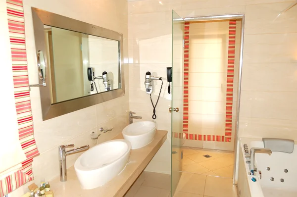 Salle de bain dans l'appartement de luxe, Pieria, Grèce — Photo