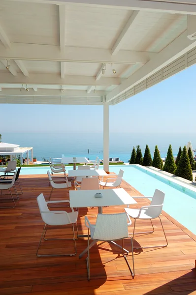 Εστιατόριο με θέα στη θάλασσα στο σύγχρονο ξενοδοχείο πολυτελείας, Πιερίας, Ελλάδα — Φωτογραφία Αρχείου