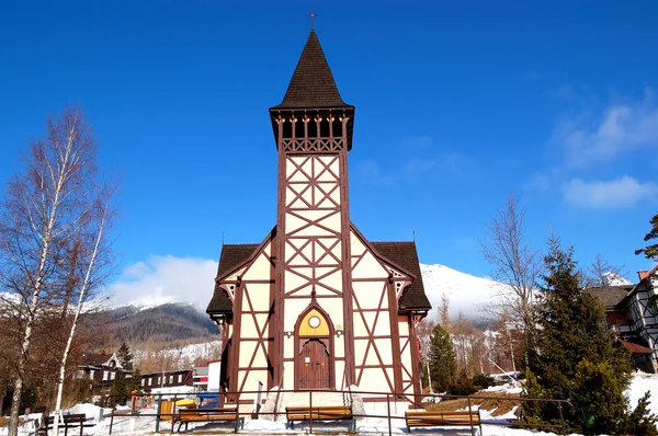 Die alte katholische Holzkirche im Skigebiet Tatranska lomnica, — Stockfoto