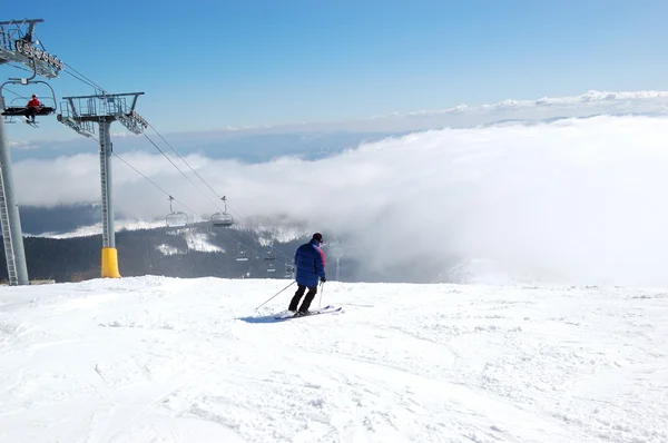 Skiër rijdt op een helling in strbske pleso skiresort, hoge Tatra, — Stockfoto