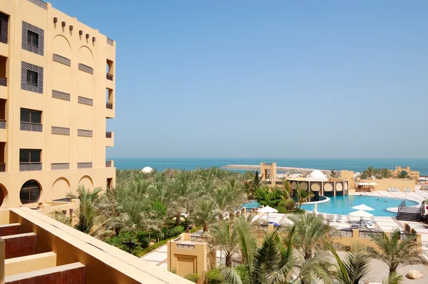 Зона отдыха роскошного отеля и бассейна, Рас-Аль-Хайма — стоковое фото