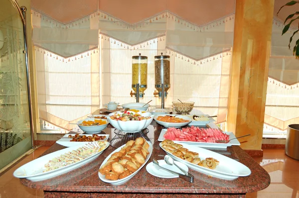 Mesa con frutas y galletas en el restaurante del hotel de lujo , — Foto de Stock