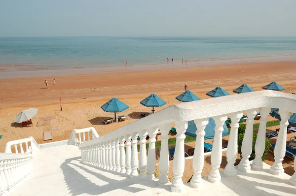 Λευκή σκάλα στην παραλία του πολυτελές ξενοδοχείο, το ras al khaimah, ua — Φωτογραφία Αρχείου