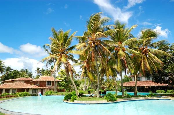 Swimming pool near villas at the popular hotel, Bentota, Sri Lan — Stock Photo, Image