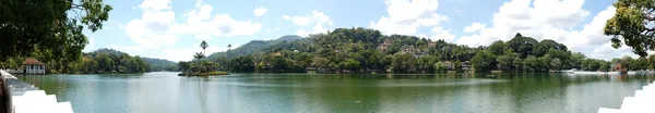 The panorama of man-made Kandy lake located opposite to the Too — Stock Photo, Image