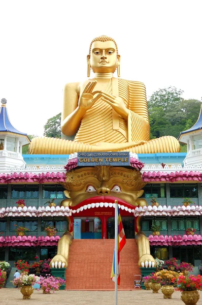 Dambulla - 15 oktober: de gouden tempel dambulla. 15 oktober, 2 — Stockfoto