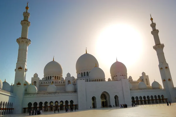 日没、アブダビ、アラブ首長国連邦中のシェイク ・ ザーイド ・ モスク — ストック写真