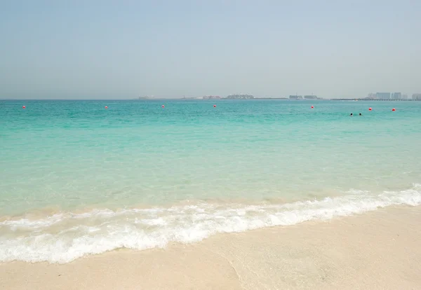 Strand des Luxushotels mit Blick auf die künstliche Palme Jumeirah — Stockfoto