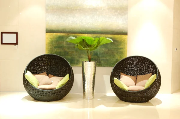 Расслабляющие кресла в лобби роскошного отеля, Дубай, ОАЭ — стоковое фото