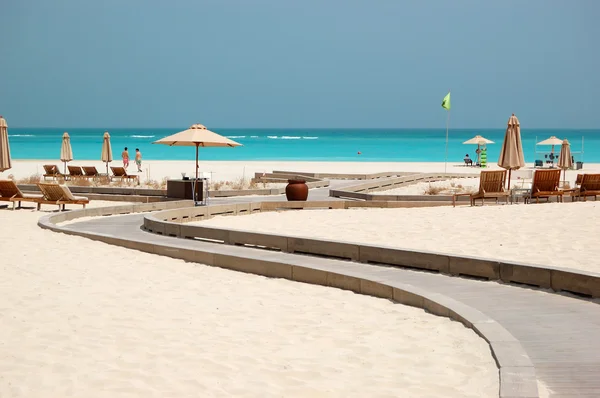 Praia do hotel de luxo, Abu Dhabi, Emirados Árabes Unidos — Fotografia de Stock