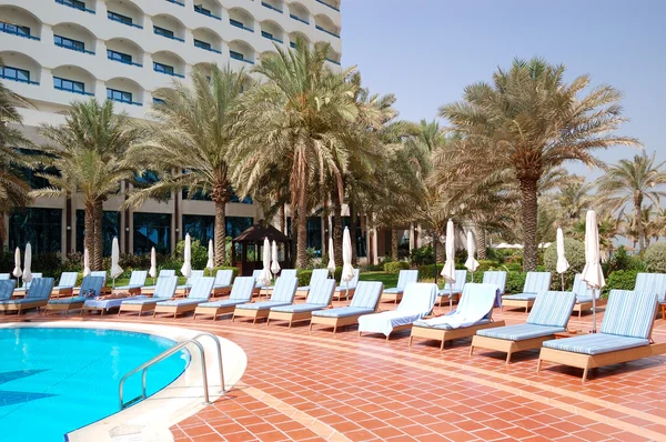 Plavecký bazén a budování luxusní hotel, ajman, Spojené arabské emiráty — Stock fotografie