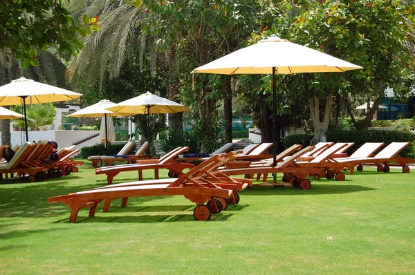 Zöld gyep a strandon luxus hotel, Jumeirah, Dubai, Egyesült Arab Emírségek — Stock Fotó