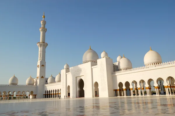 Grand mešita šejka Zayeda při západu slunce, abu dhabi, Spojené arabské emiráty — Stock fotografie