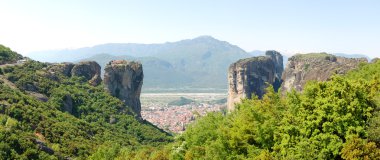 Kutsal trini ile iki taş arasında kalampaka şehir panoraması