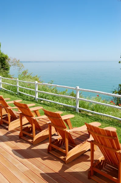 आधुनिक लक्जरी होटल, पाई में लकड़ी की कुर्सियों के साथ समुद्र दृश्य क्षेत्र — स्टॉक फ़ोटो, इमेज