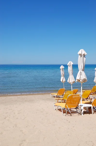 Camas de sol em uma praia e água azul-turquesa no hote de luxo moderno — Fotografia de Stock