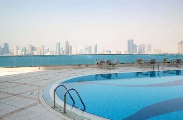 Piscina con fontana Sharjah e vista lago artificiale — Foto Stock