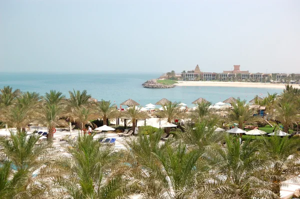 Recreation area of luxury hotel and beach with luxury villas, Ra — Stock Photo, Image
