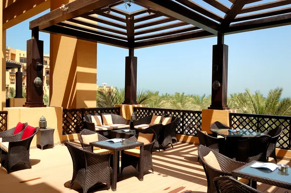 Zee uitzicht terras van buiten restaurant in luxehotel, ras al k — Stockfoto