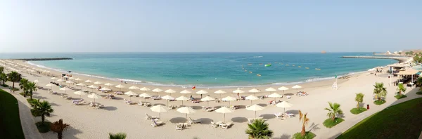 Vista panorâmica em uma praia e água azul-turquesa do hote de luxo — Fotografia de Stock