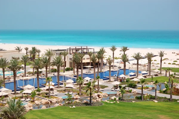 Pool och strand på lyxiga hotel, saadiyat island, en — Stockfoto