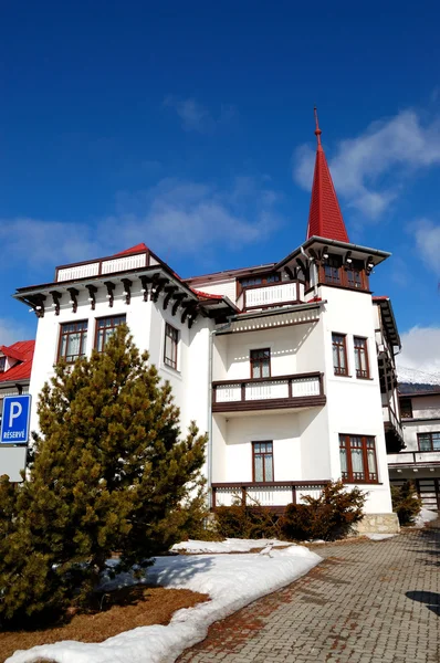 Det lyxiga hotellet på Štrbské pleso ski resort, Vysoké Tatry, slova — Stockfoto
