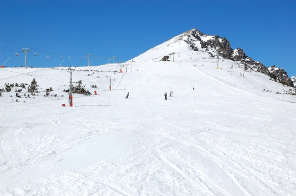 Skiërs rijden op een helling in strbske pleso skiresort, hoge tatra — Stockfoto