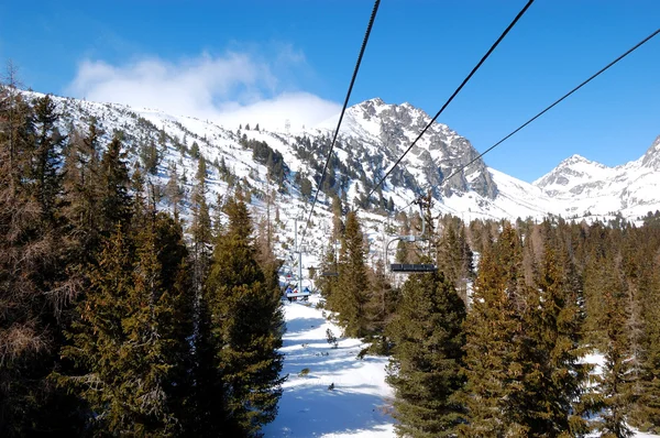 Cableway in Strbske Pleso ski resort, High Tatras, Slovakia — Stock Photo, Image