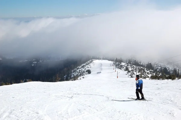 स्कीयर स्टर्बस्के प्लेसो स्की रिसॉर्ट, हाई टाट्रा में एक ढलान पर सवारी करता है , — स्टॉक फ़ोटो, इमेज