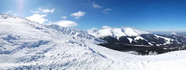 Панорамний вид на зона вільної їзди у гірськолижного курорту ясна низькі Татри — стокове фото