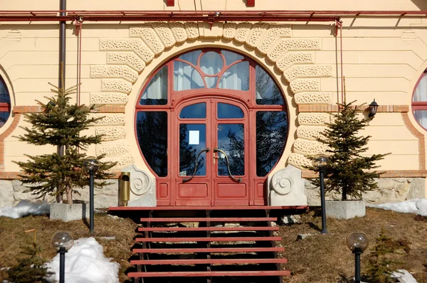 Είσοδο του ξενοδοχείου πολυτελείας στο strbske pleso χιονοδρομικό κέντρο, υψηλή t — Φωτογραφία Αρχείου