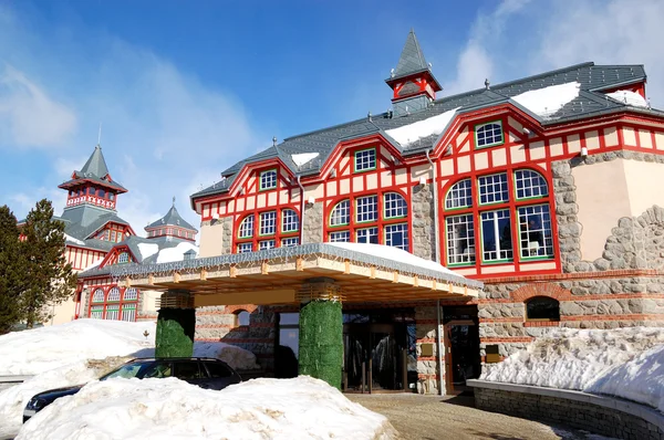 Strbske pleso スキー リゾート、高温での高級ホテルの入口 — ストック写真