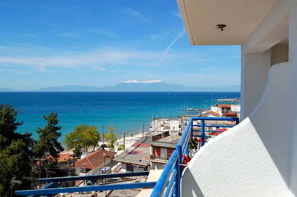 Η θέα από το μπαλκόνι σε μια παραλία και το βουνό του Ολύμπου στο backgro — Φωτογραφία Αρχείου