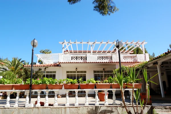 O edifício do restaurante no hotel de luxo, Halkidiki, Grécia — Fotografia de Stock