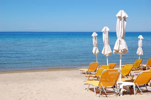 Tumbonas en una playa y agua turquesa en el hote de lujo moderno — Foto de Stock