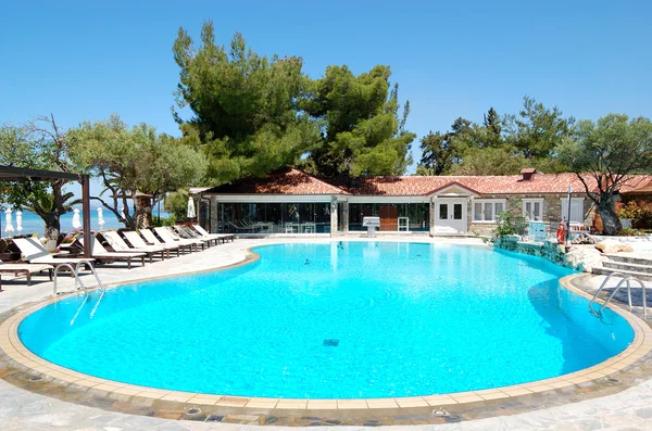 Плавальний басейн і бар на пляжі на розкішний готель halkidiki — стокове фото