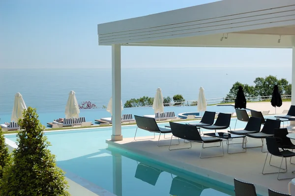 Schwimmbad und Außenrestaurant im modernen Luxushotel, — Stockfoto