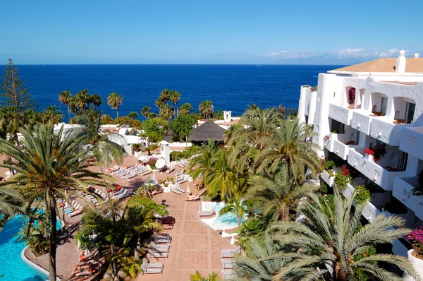 Luxusní hotel s výhledem na moře, ostrov tenerife, Španělsko — Stock fotografie