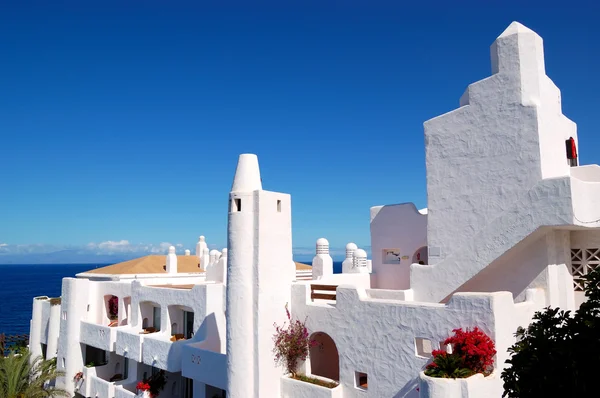 De oosterse stijl luxehotel met uitzicht op zee, tenerife eiland, — Stockfoto