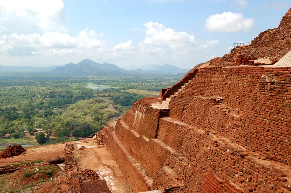 La vista desde Sigiriya (roca del León) es una antigua fortaleza rocosa — Foto de Stock